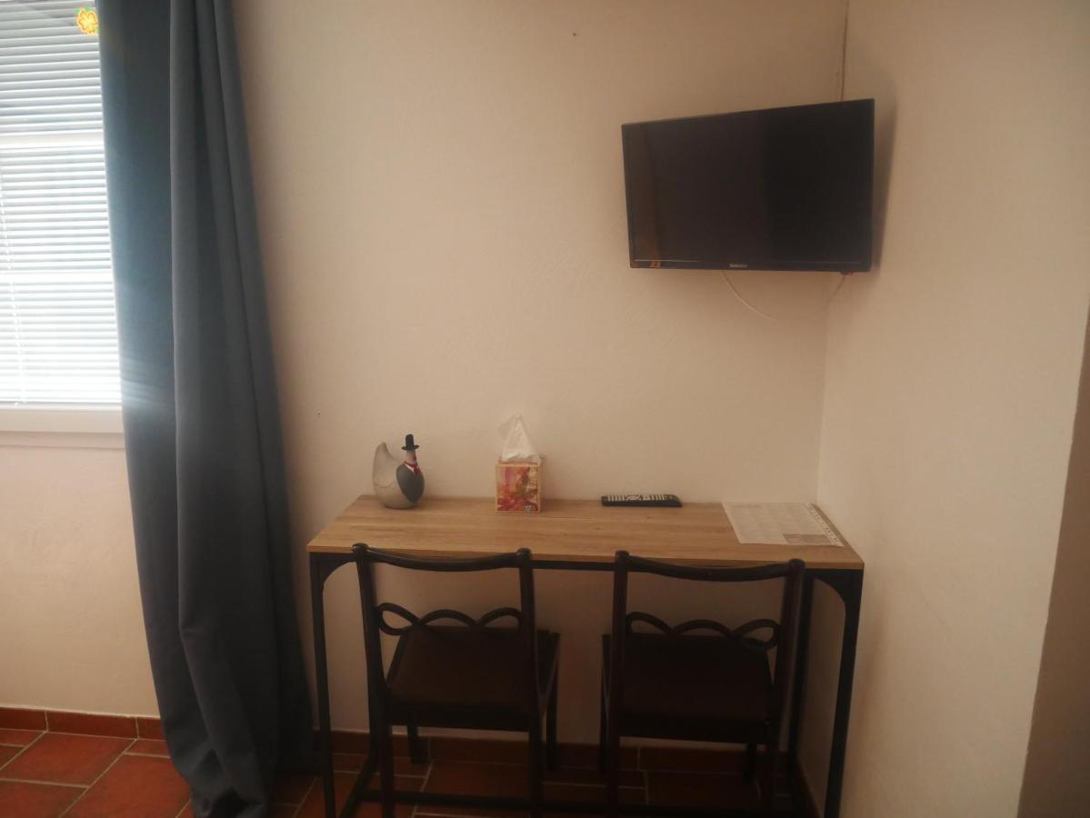 La Feniere Bed and Breakfast Vénéjan Εξωτερικό φωτογραφία